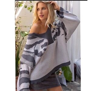 POL Comfy In Camo Oversized Knit VNeck Sweater Gray Size Small